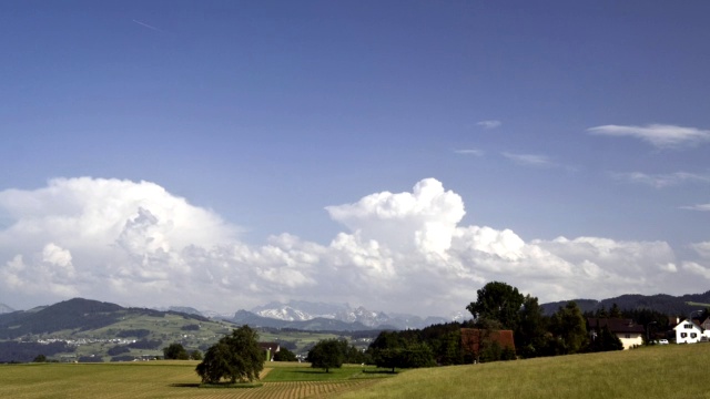 高清晰度暴风云形成于山丘和山脉之上视频下载