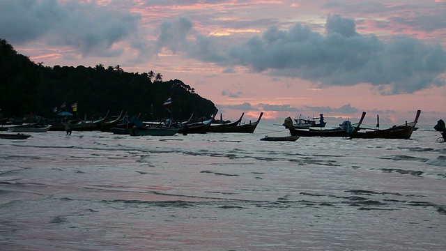 日落时分的海滩和普吉岛上的小船视频素材