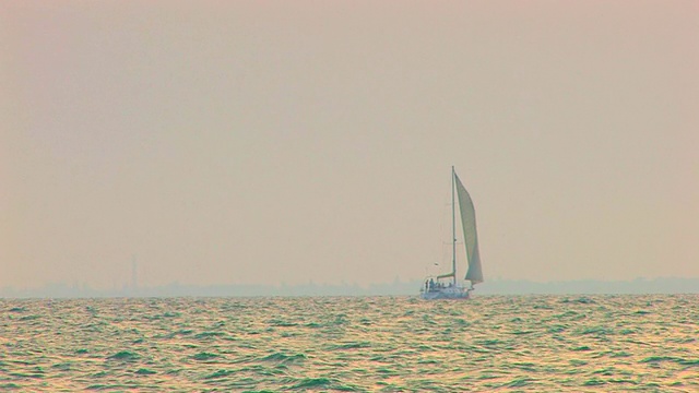 HD帆船在日落的海上视频素材