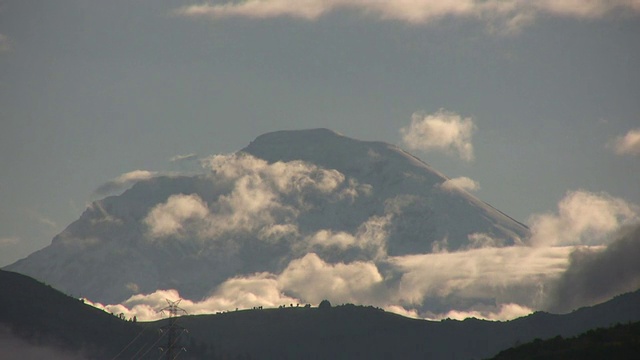 厄瓜多尔钦博拉萨火山上空的云层视频下载