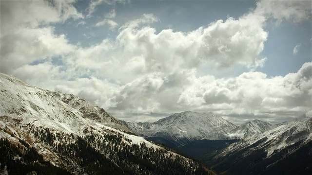 早雪风暴山通过科罗拉多滑雪跑!循环!视频素材