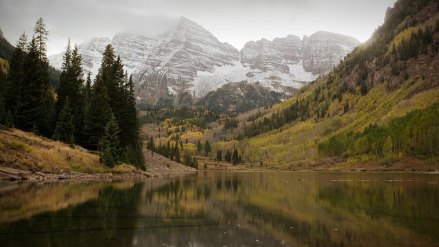 秋季早雪风暴栗色铃铛科罗拉多山脉和白杨视频素材