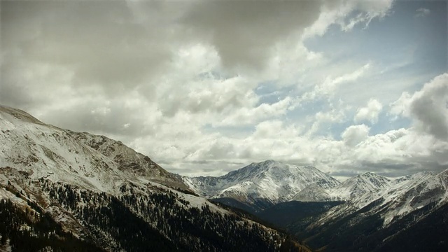 雪暴山脉科罗拉多落基山脉滑雪单板荒野环境循环视频素材
