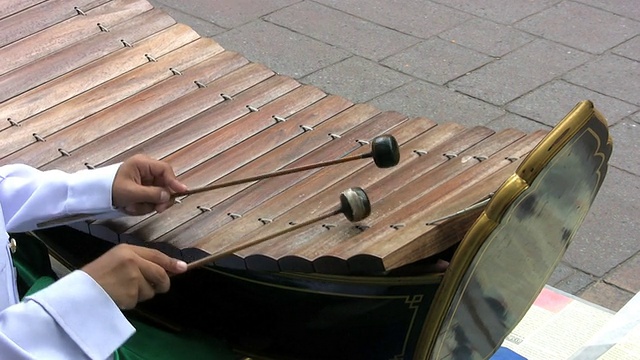 亚洲男孩弹奏木琴视频素材