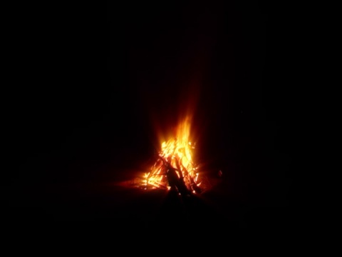 远处发光的篝火视频下载