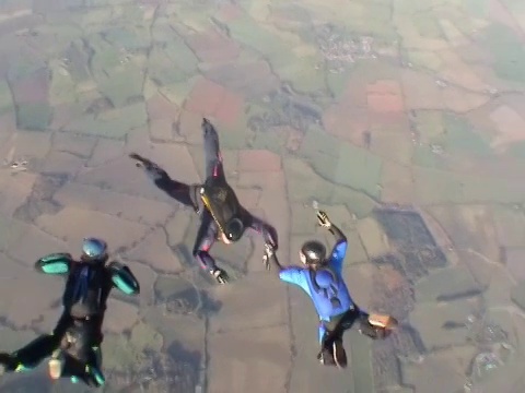 三名跳伞运动员自由落体视频素材