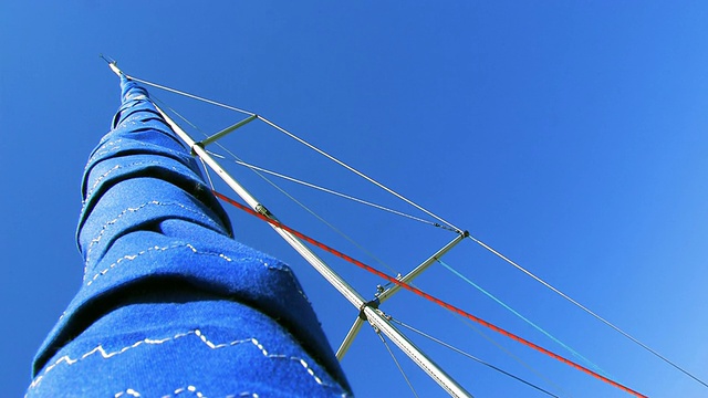 游艇的桅杆顶着蓝天。视频下载