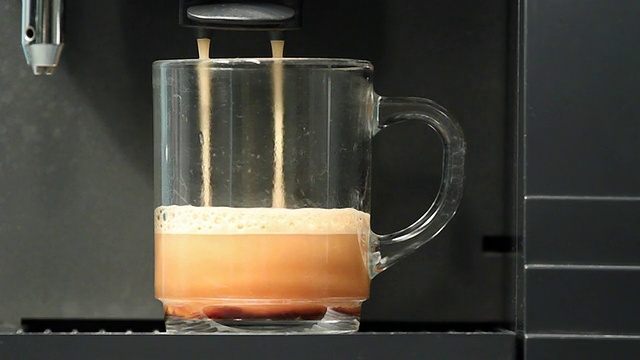 自动倒咖啡机，将新鲜的热咖啡倒入杯中视频素材