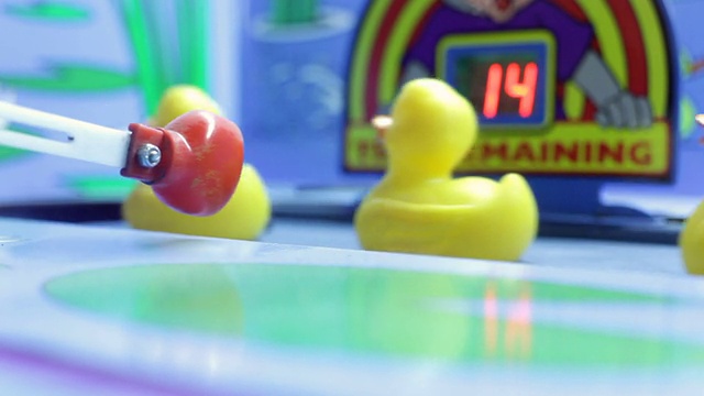 塑料鸭子被拳击手套击中视频素材