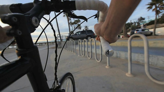 沿着海滩骑自行车视频下载