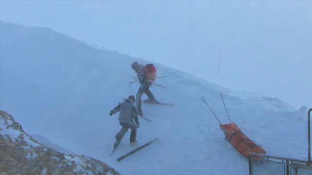 滑雪巡逻救援队视频素材