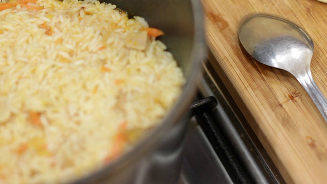 煮米饭。视频素材