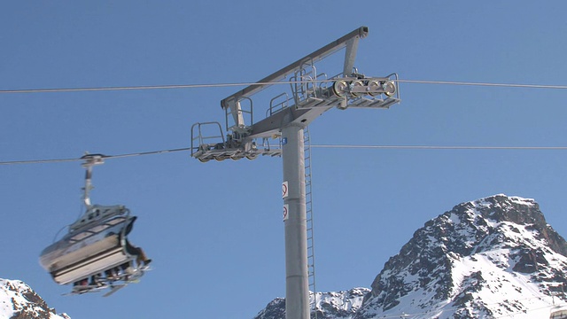 阿尔卑斯山的滑雪缆车视频下载