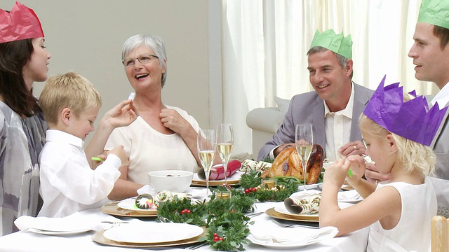 欢乐的大家庭一边玩一边吃圣诞晚餐视频素材