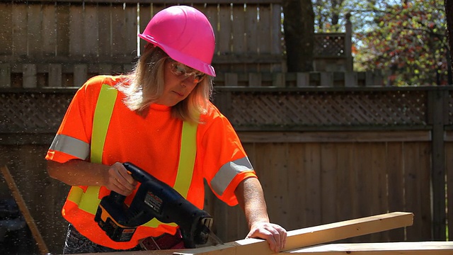 戴着粉色安全帽的女人在用电锯视频下载