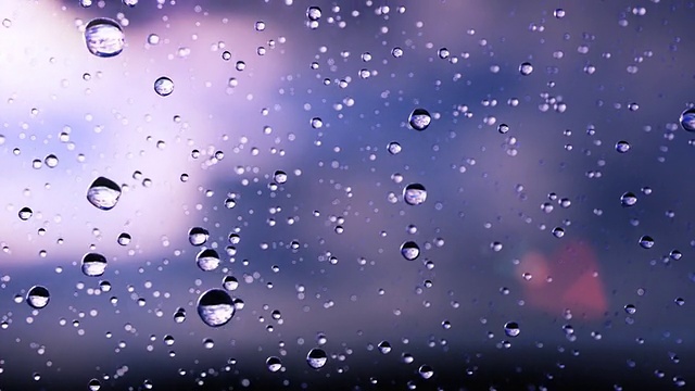 美丽的雨滴缓缓落下。循环视频素材
