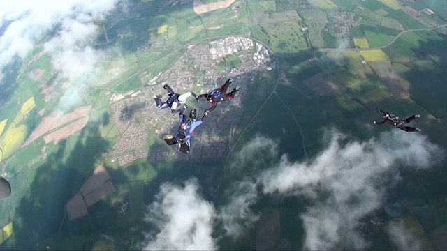 五名跳伞者穿越云层自由落体视频素材