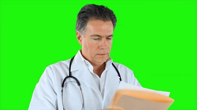 医生阅读笔记绿色屏幕视频素材