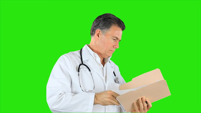医生阅读图表中Shot绿色屏幕视频素材