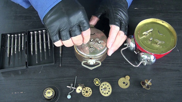 钟表匠修理老式指针钟视频素材