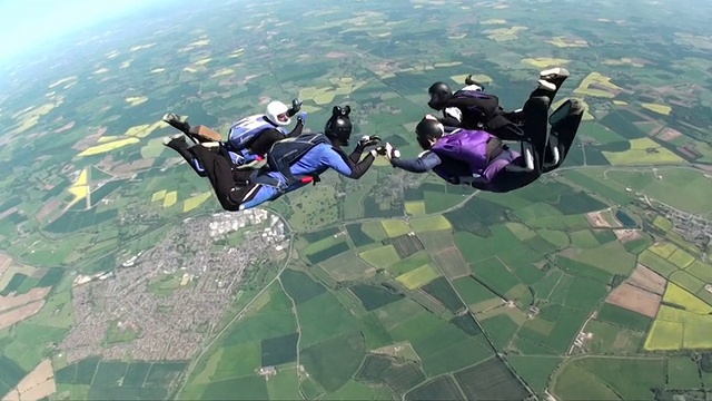 四名跳伞运动员在做自由落体动作视频素材