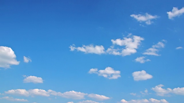 白云在蓝天上飞行-动态背景延时视频素材