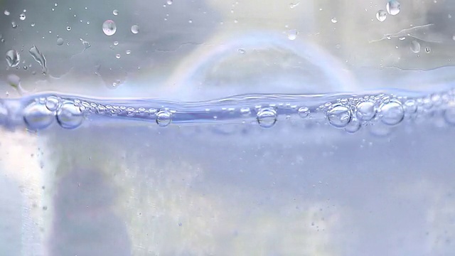 水效应倒入玻璃杯视频素材