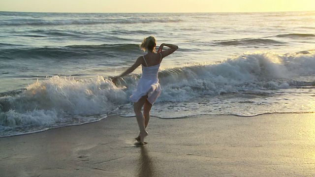 海滩上芭蕾视频素材