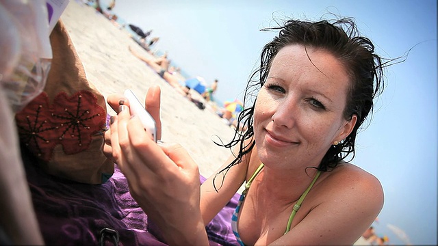 沙滩上的女人视频下载
