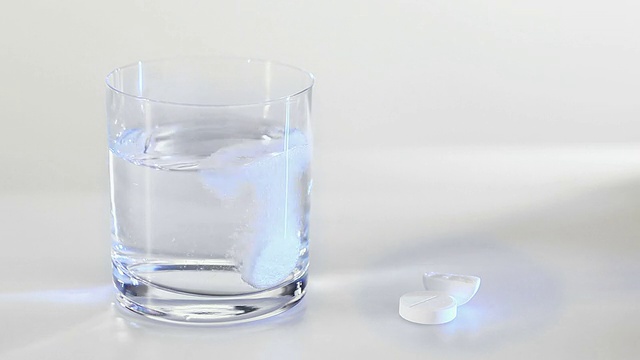 泡腾片，在玻璃杯中加水溶解视频素材