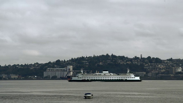 西雅图渡轮穿越埃利奥特湾实时视频素材