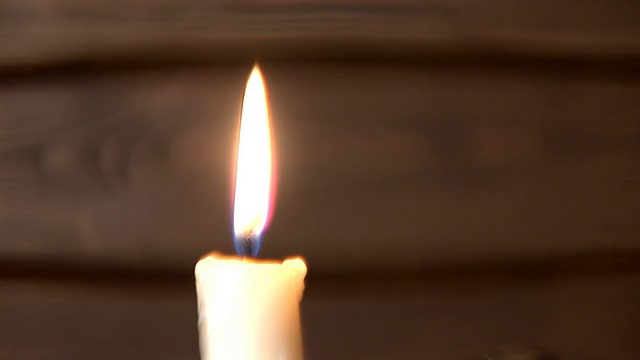 蜡烛照亮了另一个视频素材