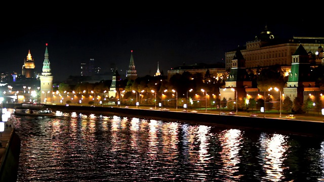 莫斯科克里姆林宫河夜景与船只-时间流逝视频素材