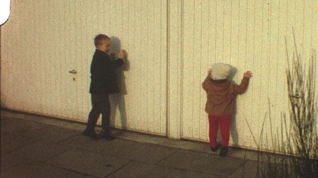 小男孩赛车(老式8毫米业余电影)视频素材