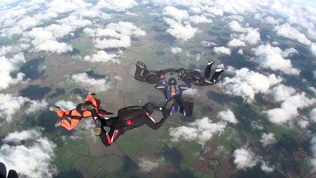 九名跳伞者自由落体视频素材