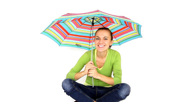 17、快乐少妇坐着彩伞，孤立上白花视频下载