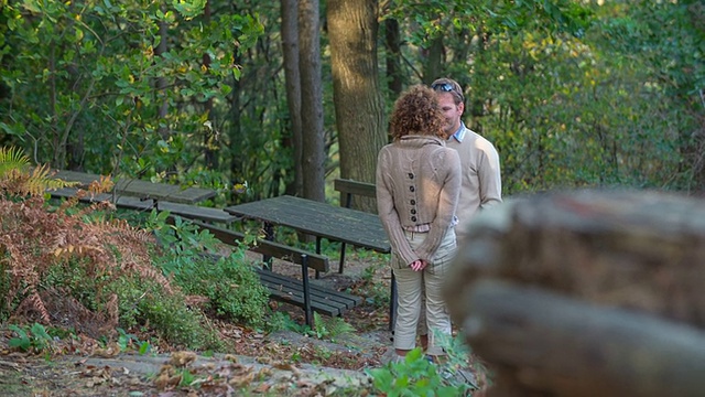一对可爱的夫妇站在森林小路的中央视频素材