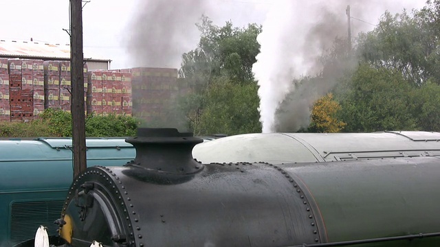 蒸汽机在柴油机之中视频下载
