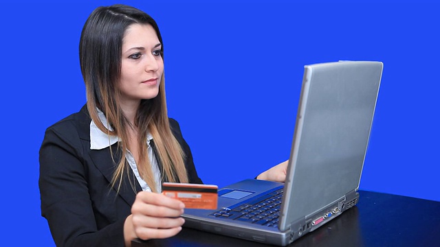 蓝屏美女商务女性笔记本电脑在线营销信用卡视频素材
