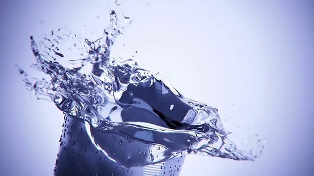 冰块溅到一杯水中视频下载