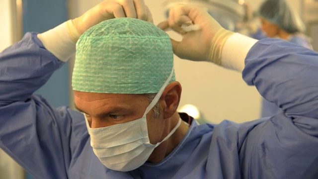 外科医生佩戴防护口罩;高清照片JPEG。视频下载