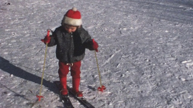 滑雪上的小男孩(老式8毫米业余电影)视频素材