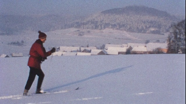 20世纪60年代的冬季运动(老式8毫米胶片)视频素材