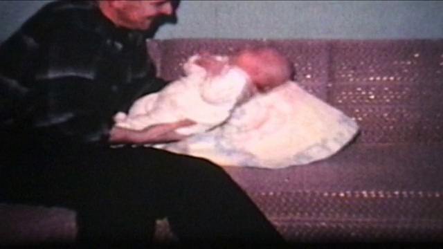 爸爸抱着他的宝贝儿子(1962 - 8毫米)视频素材