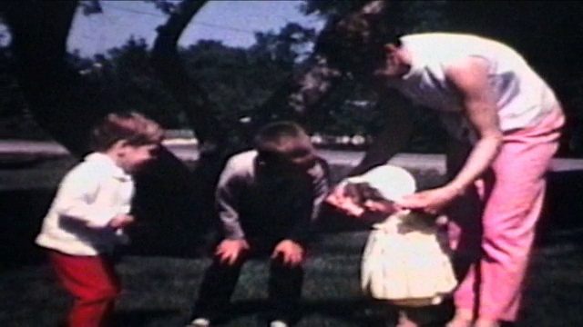 《前院的家庭》(1968年8毫米胶片)视频素材