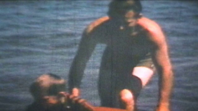 沙滩上的欢乐(1969 -老式8毫米电影)视频素材