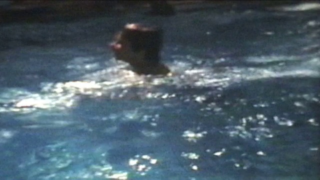 游泳池的乐趣(1974年8毫米老式电影)视频素材