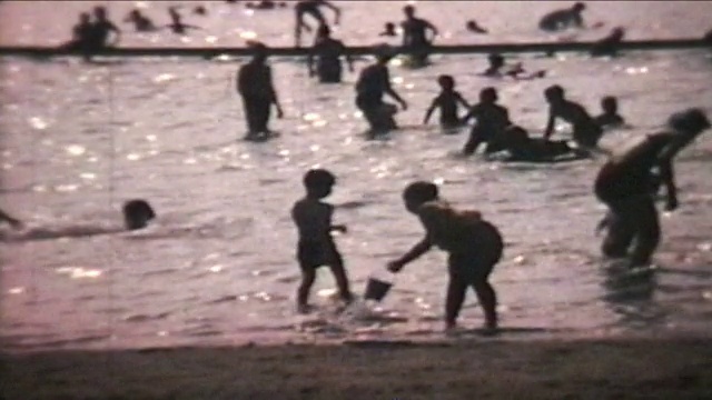 沙滩上的孩子(1966 - 8毫米胶片)视频素材