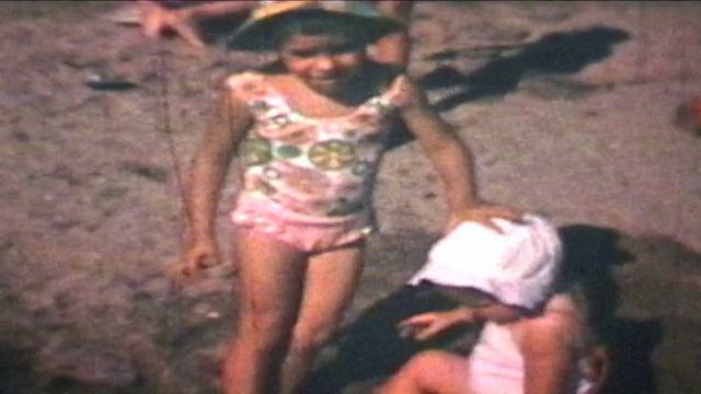 沙滩上的孩子(1969年8毫米胶片)视频素材