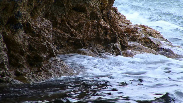 波和岩石视频素材